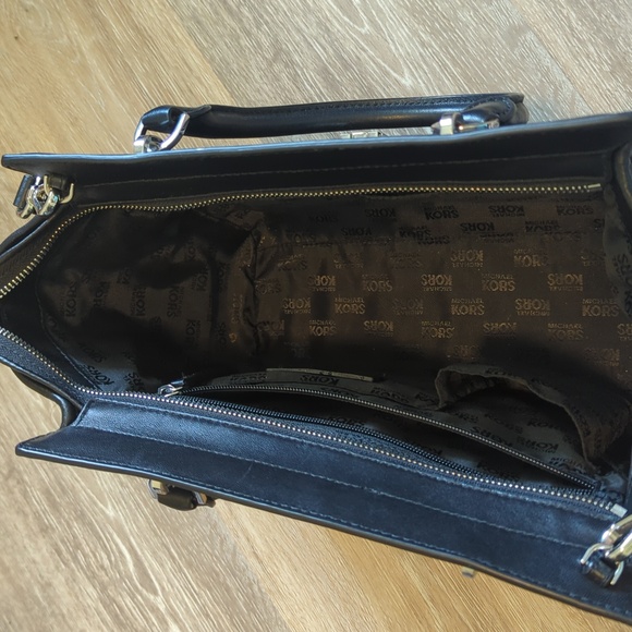 Michael Kors black quilted leather handbag w/ crossbody strap. - Picture 5 of 7